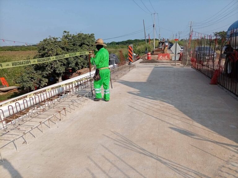 Cierre en la carretera Coatzacoalcos-Canticas