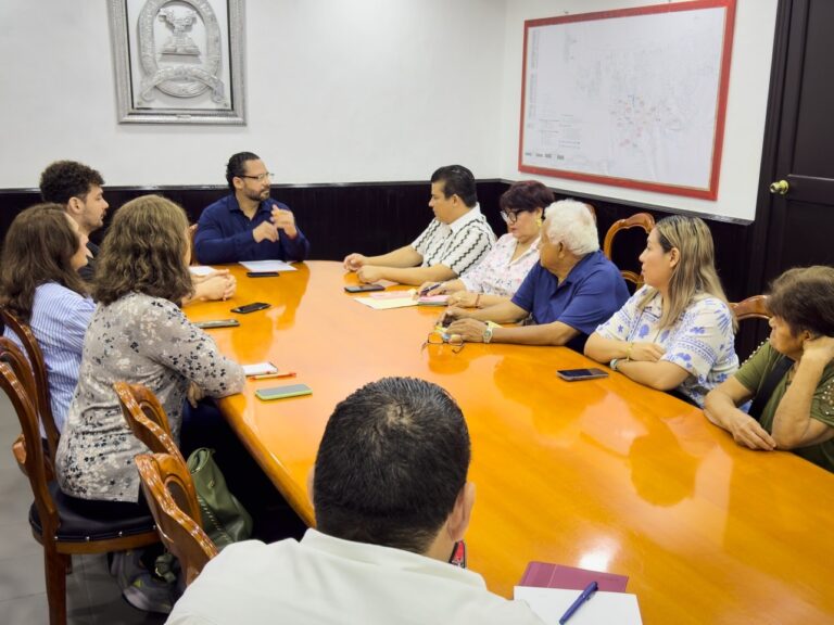 Pedro Miguel Rosaldo se reúne con vecinos de Puerto México