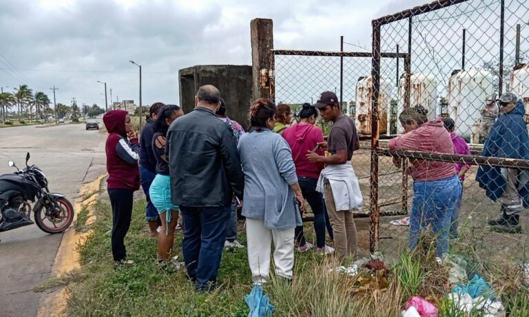 Atienden bloqueo de vecinos en Las Barrillas por falta de agua