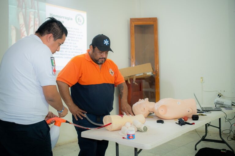 Capacitan en primeros auxilios a policías municipales