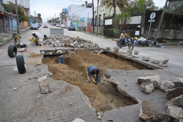 Piden usar rutas alternas por atención a socavones en colonia Benito Juárez