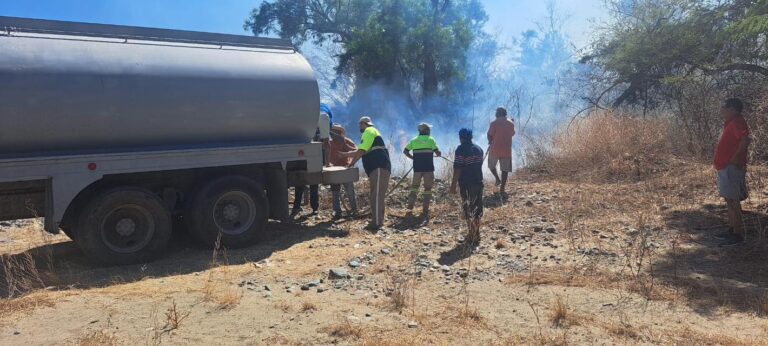 Controlan incendio cerca de Playa Chipehua