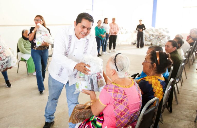 Entregan despensa “Itacate de mi corazón” a adultos mayores de Ixtaltepec
