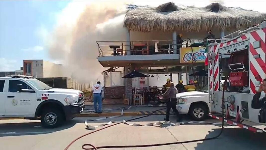 Atacan con bombas molotov a restaurante de Coatzacoalcos; Mafia Veracruzana se atribuye ataque