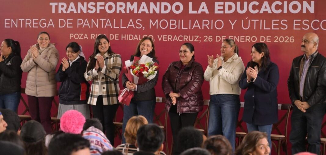 Rocío Nahle entrega útiles escolares a municipios afectados de la zona norte