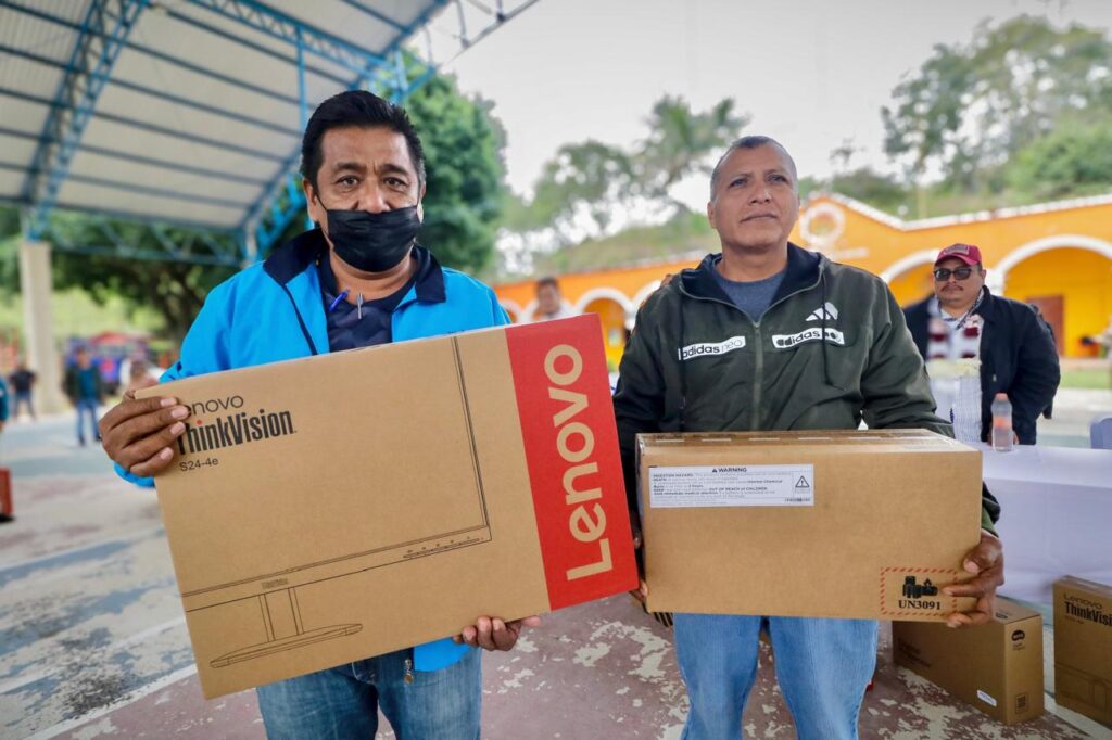 Entregan equipo tecnológico a escuelas del Istmo de Tehuantepec y Sierra de Juárez
