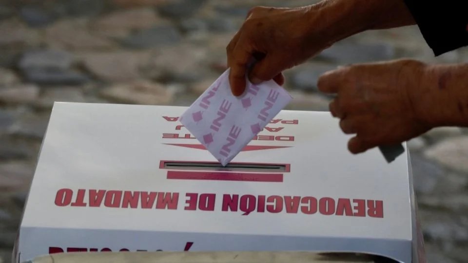 Entregan papeletas para consulta de revocación de mandato en Oaxaca