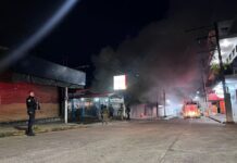 Incendian dos negocios en Acayucan, Veracruz; investigan presunto “cobro de piso”