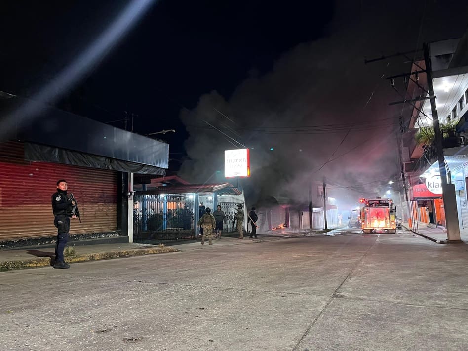 Incendian dos negocios en Acayucan, Veracruz; investigan presunto “cobro de piso”