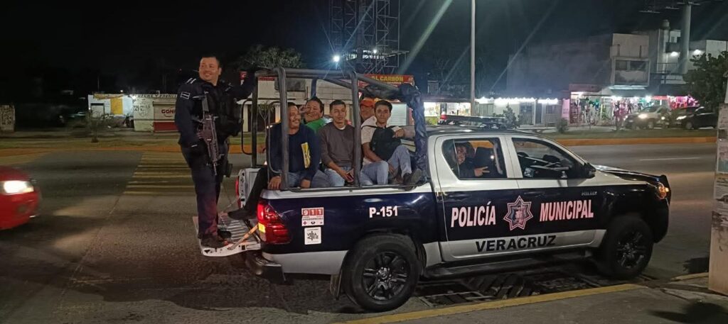 Patrullas trasladan a veracruzanos ante suspensión del transporte público
