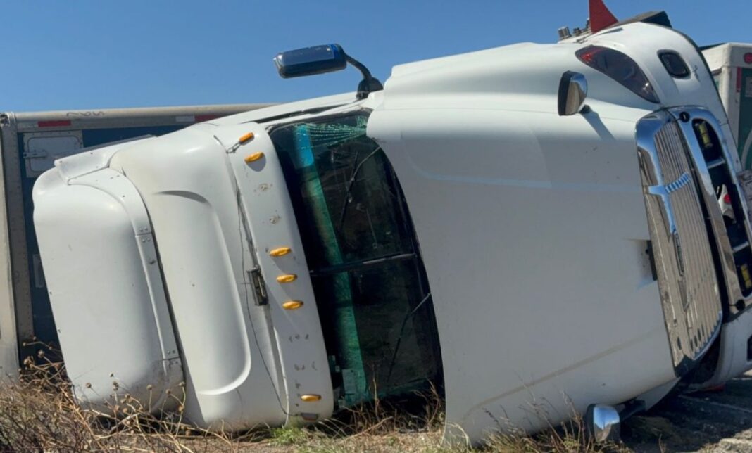Vientos de hasta 120 km/h dejan tráileres volcados en Oaxaca