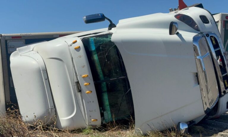 Vientos de hasta 120 km/h dejan tráileres volcados en Oaxaca