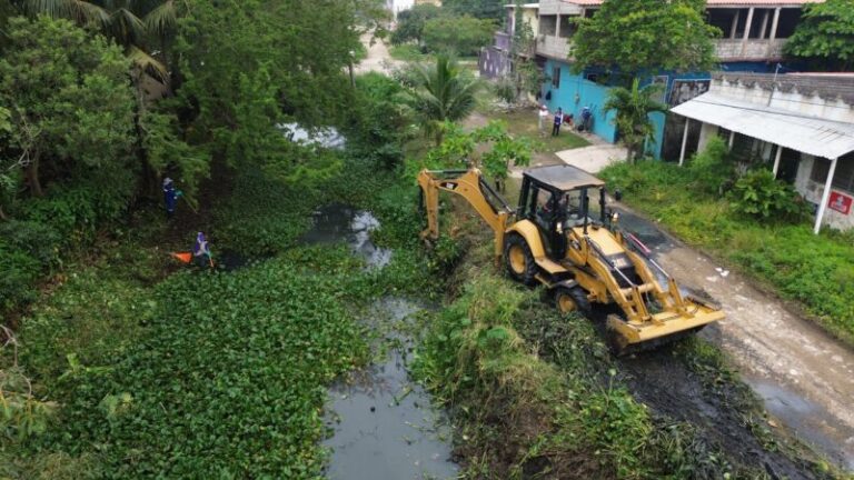 Comienza desazolve de canales en Coatzacoalcos