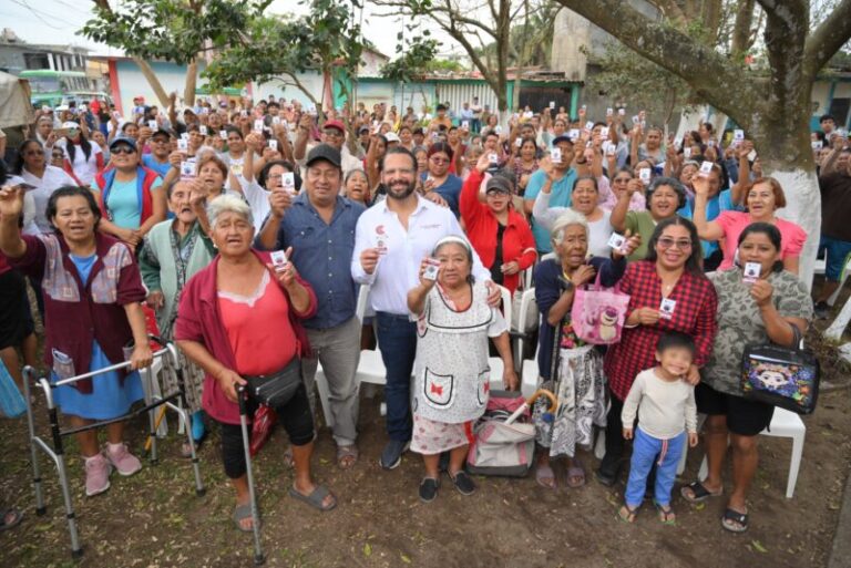 Continúa entrega de despensas y Tarjetas Coatzacoalcos, en la colonia Brisas del Golfo