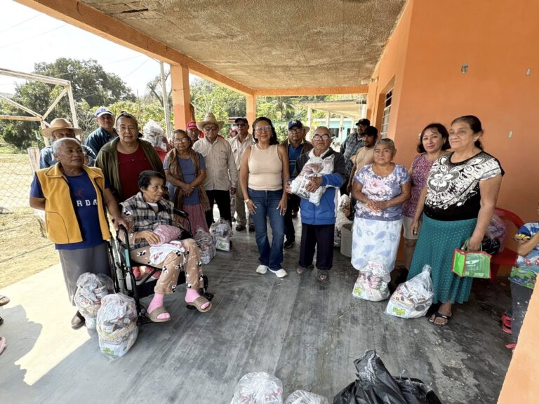 Entregan cobijas y despensa a agencias de Asunción Ixtaltepec