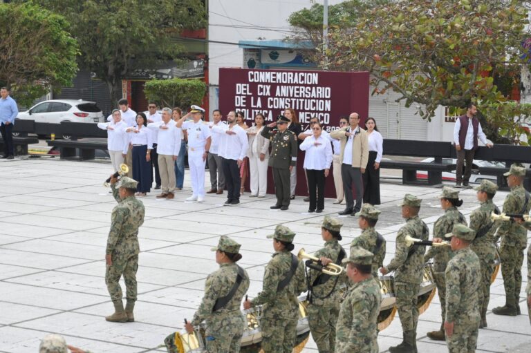 Alcalde de Coatzacoalcos conmemora el aniversario de la Constitución Mexicana