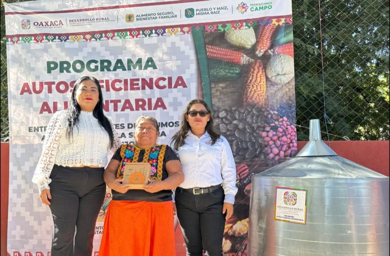 Entregan apoyos a productores del campo en Tehuantepec