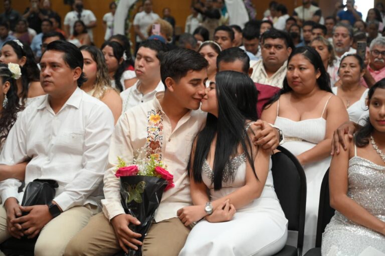 Coatzacoalcos celebra el amor con 200 parejas formalizadas en las Bodas Colectivas