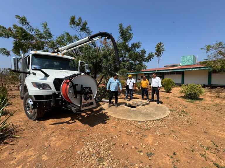 Atienden drenaje en dos institutos de Tehuantepec para mejorar las condiciones del estudiantado