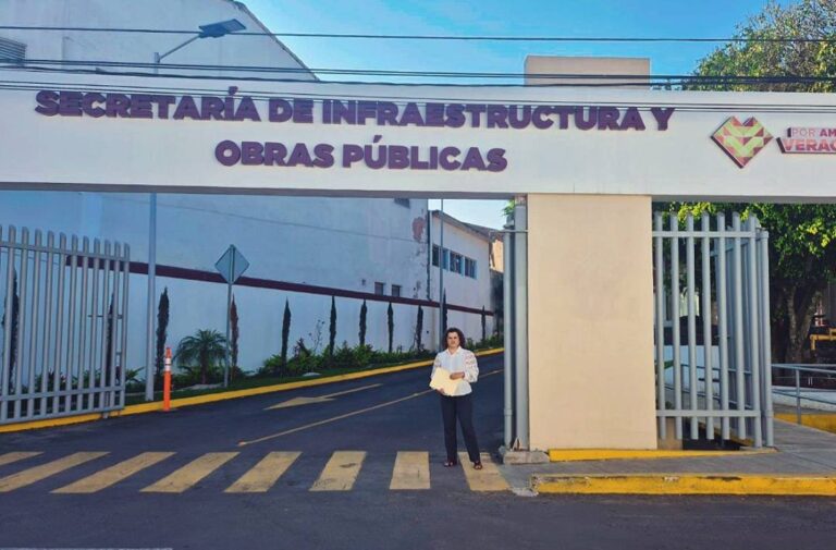 Alcaldesa de Texistepec solicita maquinaria a la SIOP para rehabilitación de caminos