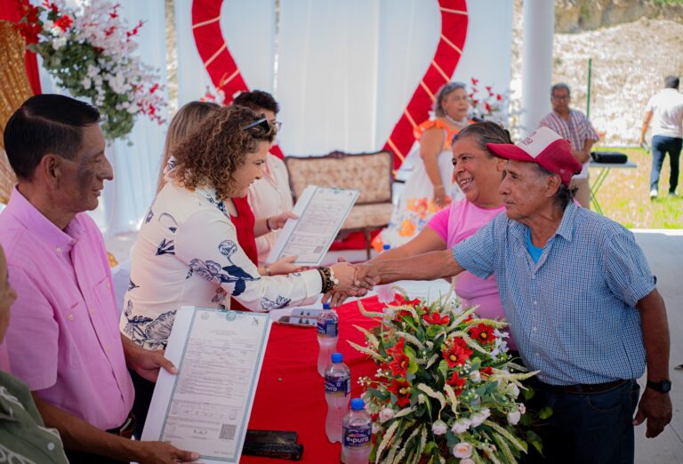 DIF Texistepec festeja el compromiso de las parejas en las Bodas Colectivas 2026