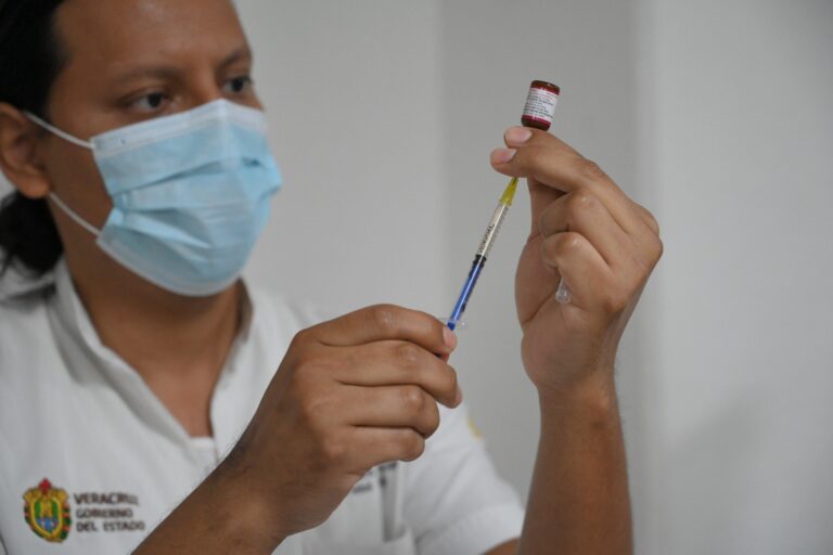 Continúa aplicación de vacunas en Coatzacoalcos