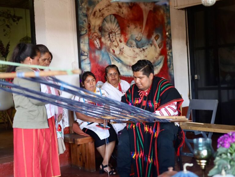 Buscan certificar a personas artesanas que tejen en telar de cintura