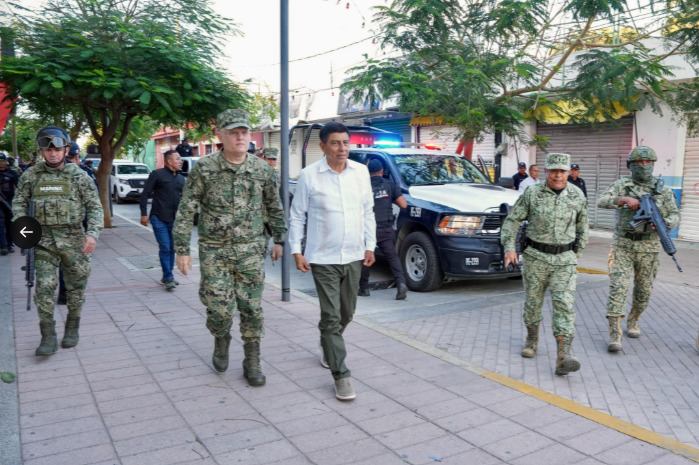 Salomón Jara recorre las calles de Juchitán de Zaragoza