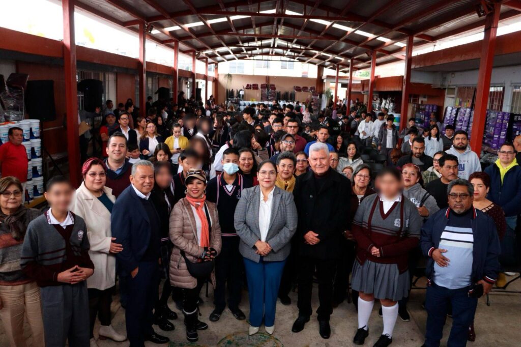 Entregan pantallas, mobiliario y material de mantenimiento a escuelas de Xalapa