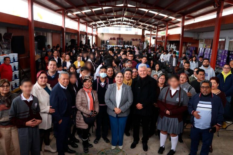 Entregan pantallas, mobiliario y material de mantenimiento a escuelas de Xalapa