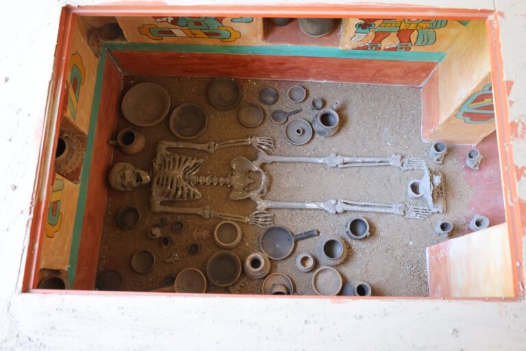 Presentan exposición fotográfica de tumbas arqueológicas de Oaxaca