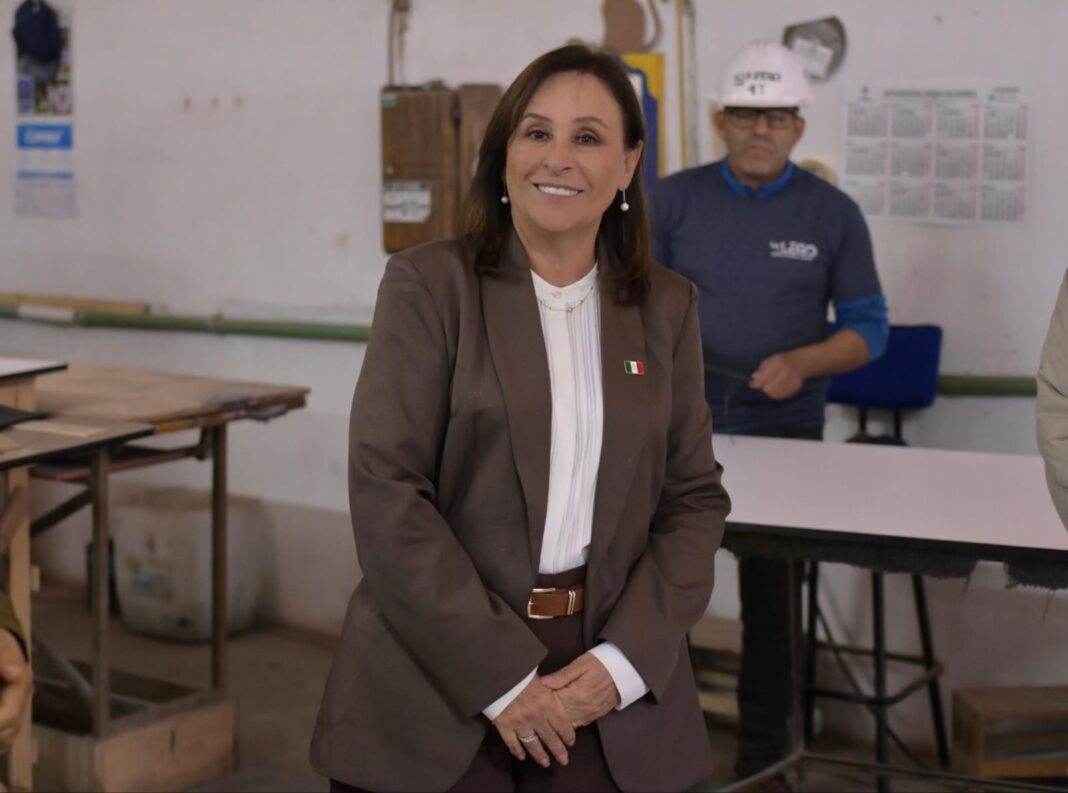 Rocío Nahle visita planta que fabrica mobiliario para escuelas públicas