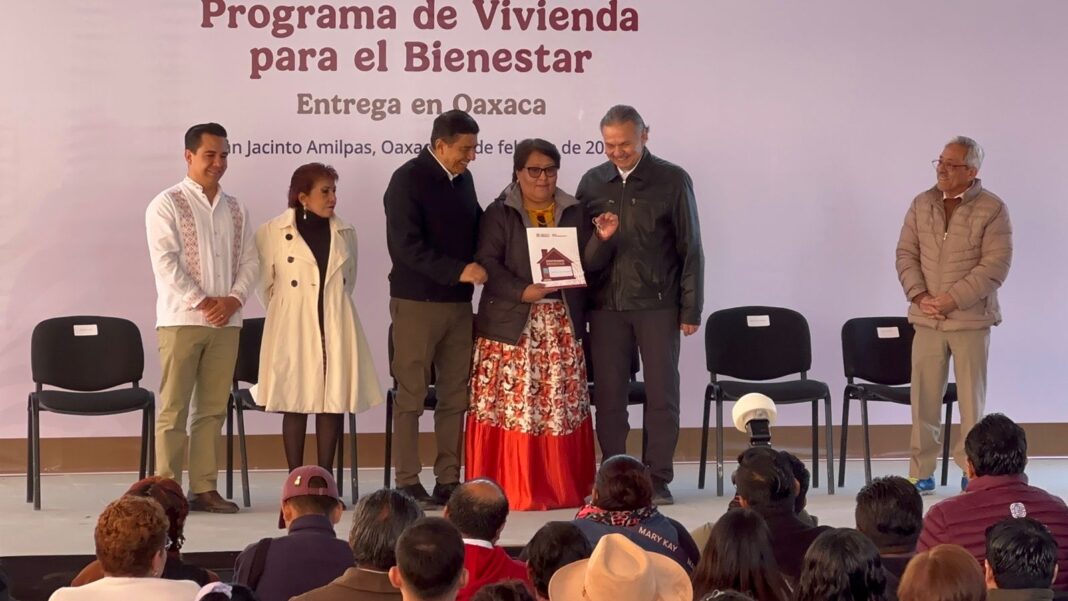 Salomón Jara entrega las primeras 32 viviendas del Bienestar en Oaxaca