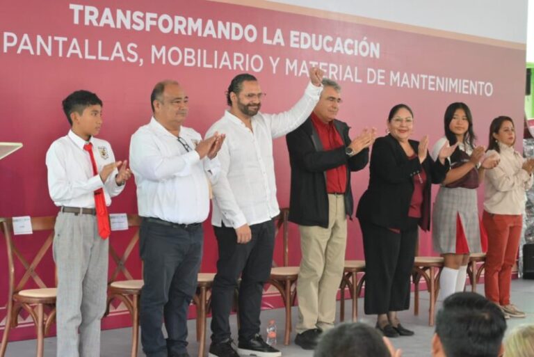 Entregan equipo electrónico y mobiliario a escuelas de Coatzacoalcos