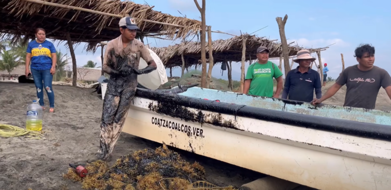Contamina derrame de hidrocarburos playas de Coatzacoalcos y Pajapan