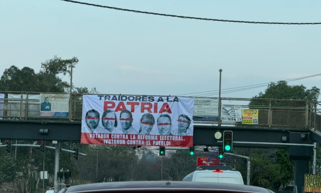 Cuelgan lonas contra diputados del PT y PVEM que votaron contra reforma electoral