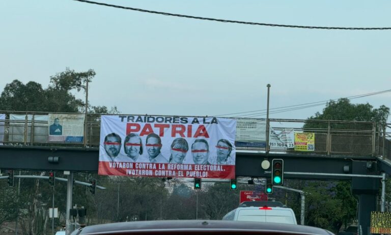 Cuelgan lonas contra diputados del PT y PVEM que votaron contra reforma electoral