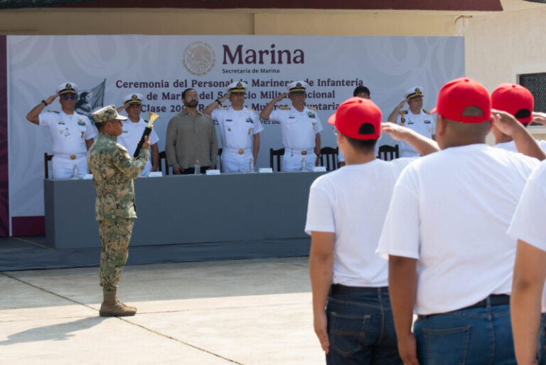 Rosaldo García da la bienvenida al nuevo grupo de Infantería de Marina