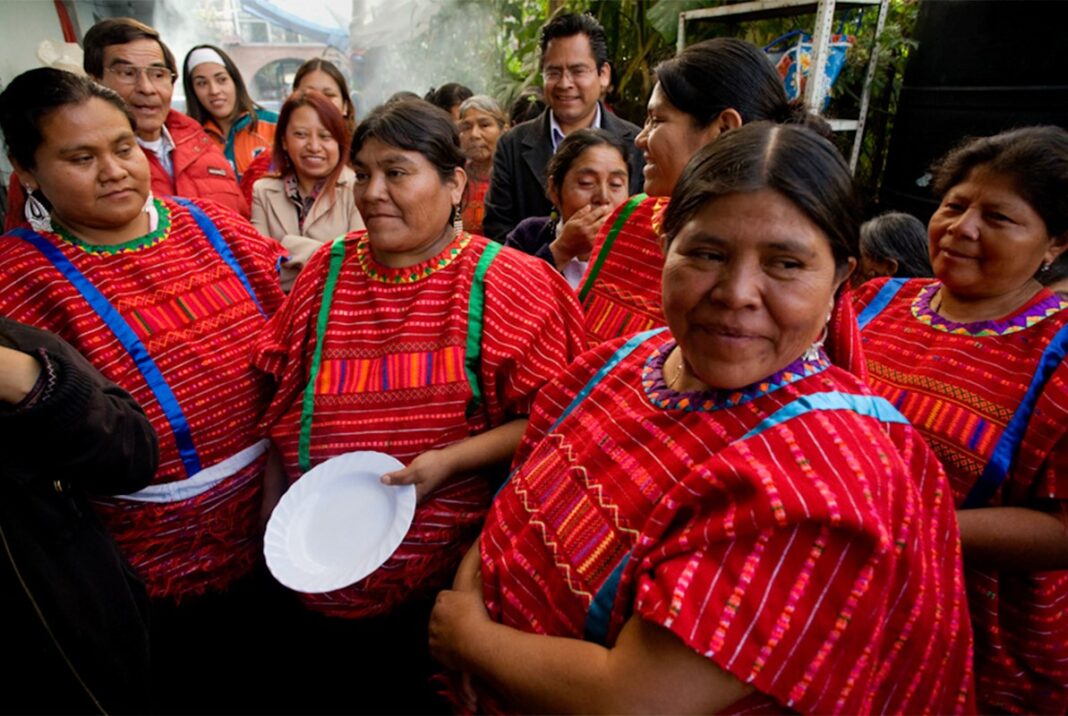 Gobierno de Oaxaca logra reconocimiento nacional para las tejedoras de telar de cintura