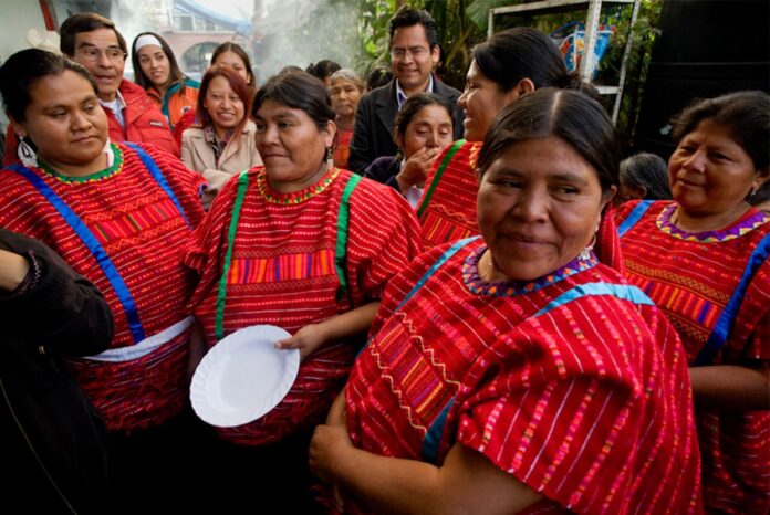 Gobierno de Oaxaca logra reconocimiento nacional para las tejedoras de telar de cintura
