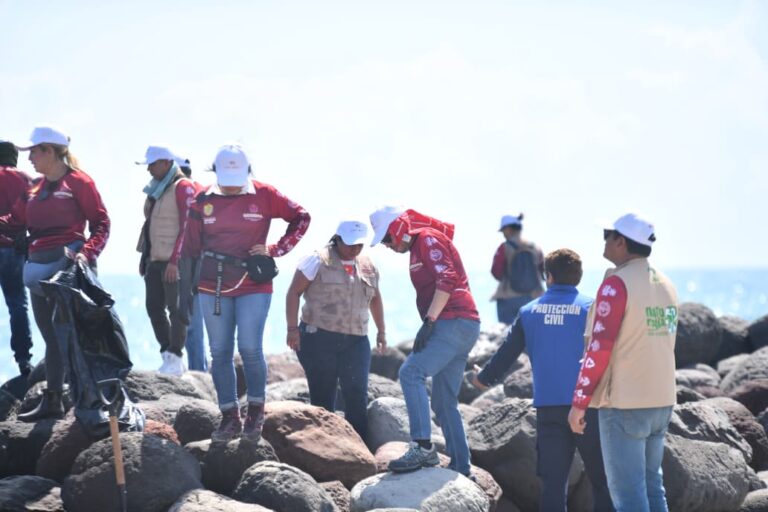 Limpian la playa Mocambo