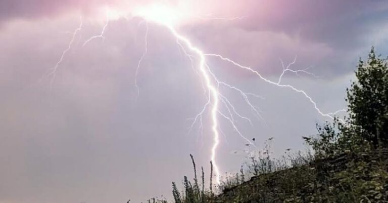 Mueren tres personas por la caída de un rayo en Oaxaca