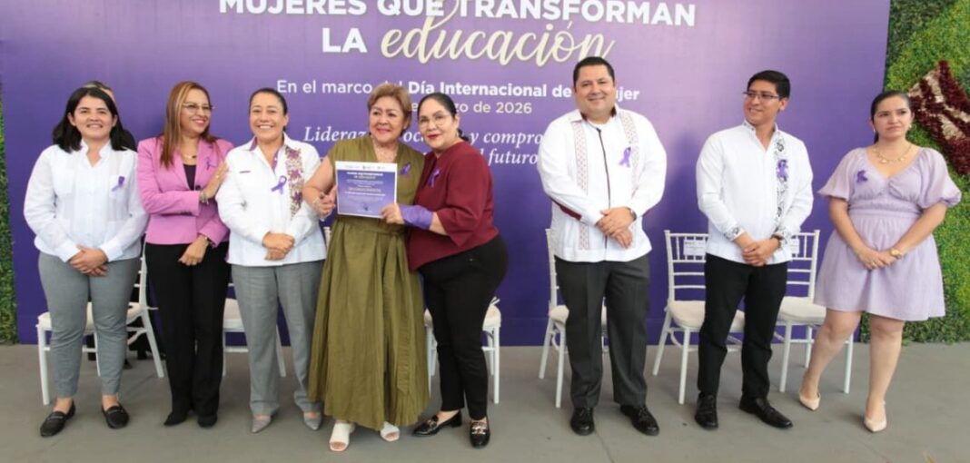 Reconocen a 34 trabajadoras por transformar la educación en Veracruz