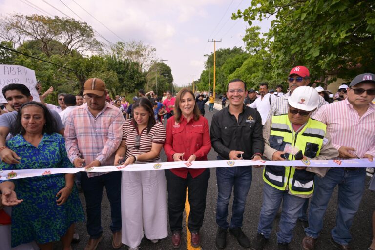 Rocío Nahle entrega camino Las Choapas–El Paralelo
