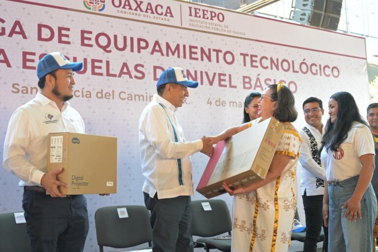 Salomón Jara equipa con tecnología a 262 escuelas de Oaxaca de Juárez