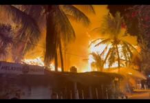 Voraz incendio arrasa con cabañas en Playa Zicatela