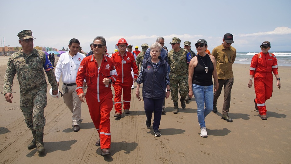Alicia Bárcena supervisa acciones de limpieza de hidrocarburos en playas de Veracruz