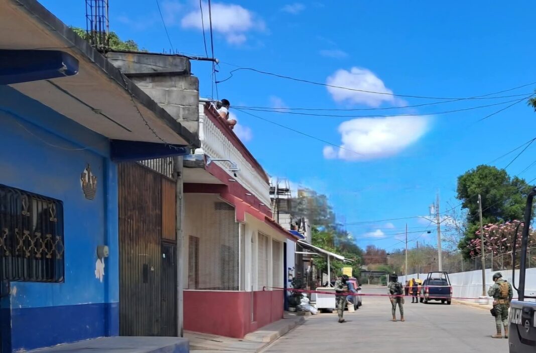 Armados irrumpen en bar y ejecutan a hombre en Tehuantepec