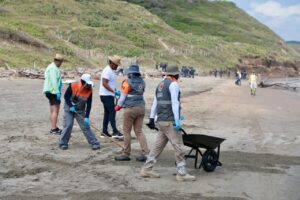Brigadas de saneamiento atienden 3.5 kms de litoral en Alvarado