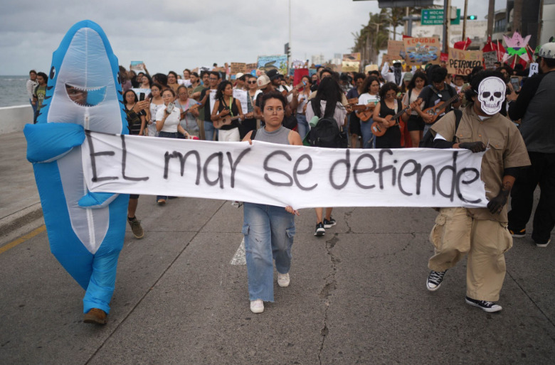Tras protesta, Rocío Nahle garantiza apoyo a pescadores afectados por derrame